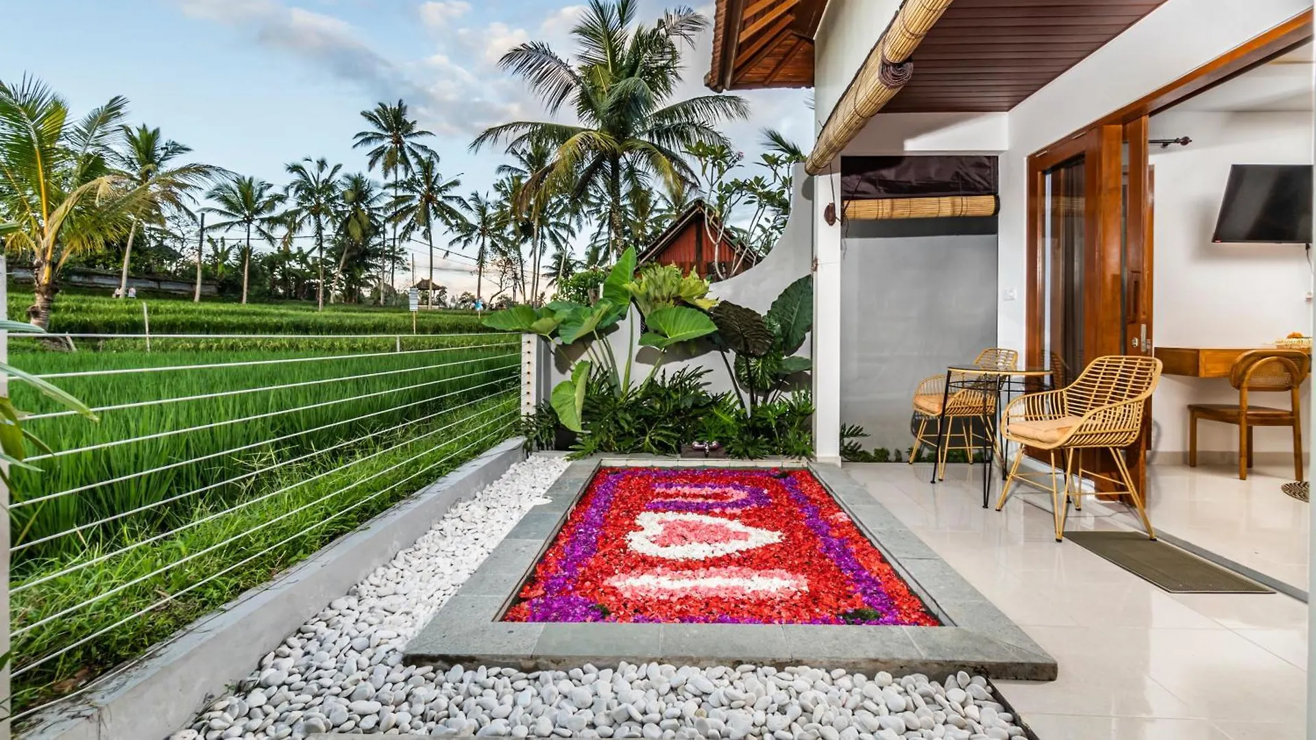 Putih Dcarik Ubud