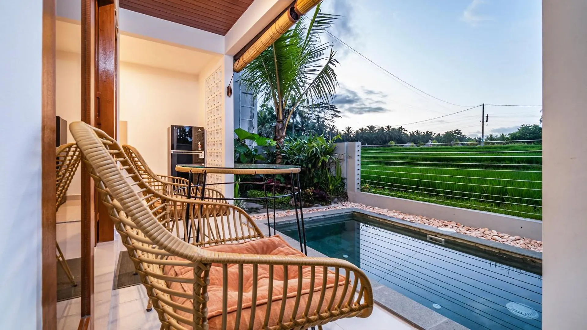 Putih Dcarik Ubud